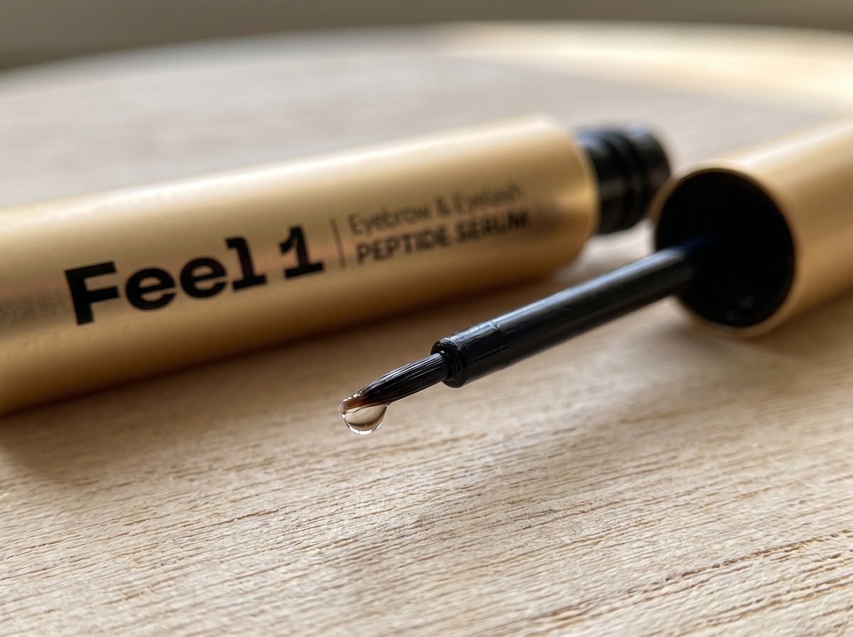 Macro of the Feel1 fine brush tip with a drop of serum